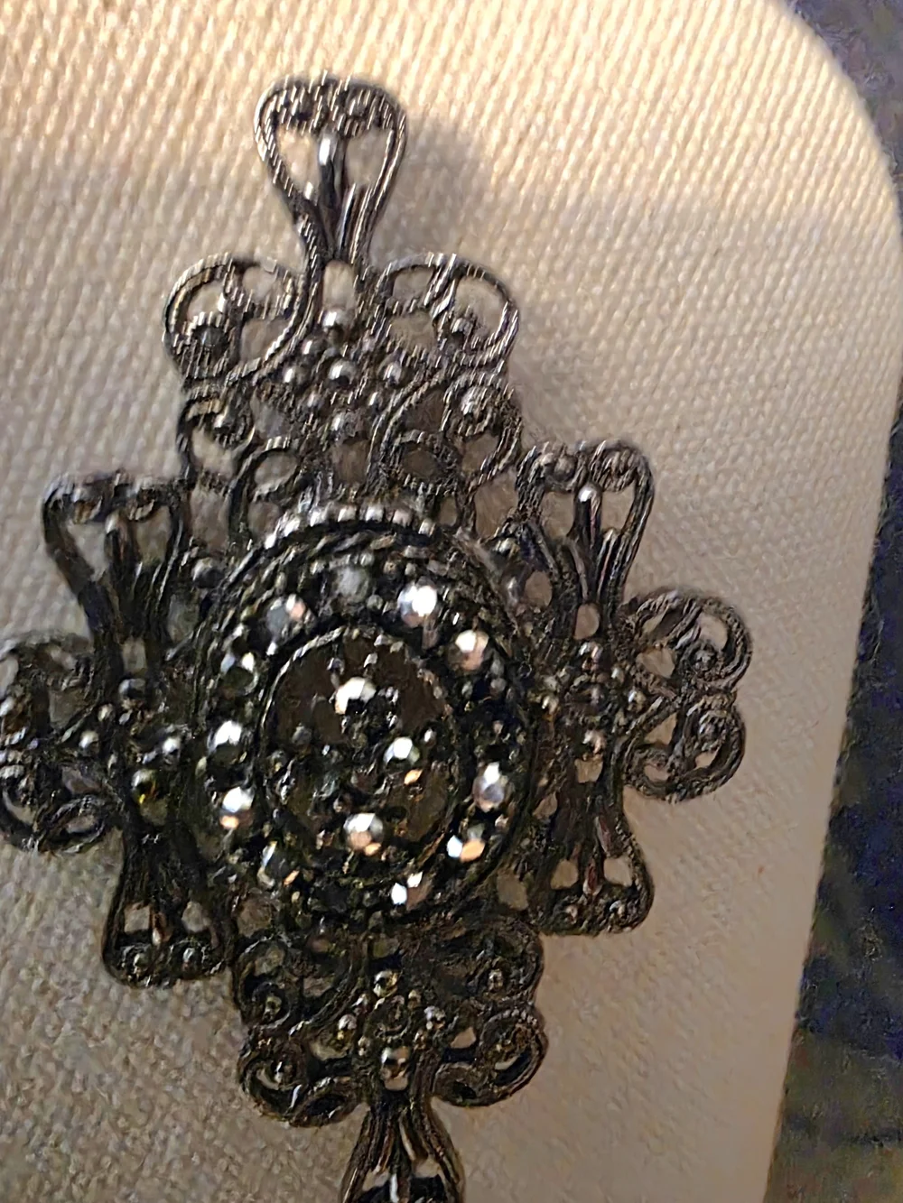 Black Filigree Crystal Brooch - Elegant Women's Jewelry